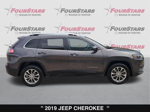 Used 2019 Jeep Cherokee Latitude Plus w/ Comfort/Convenience Group FWD image 3