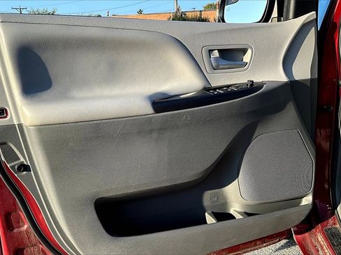 Used 2017 Toyota Sienna LE image 16