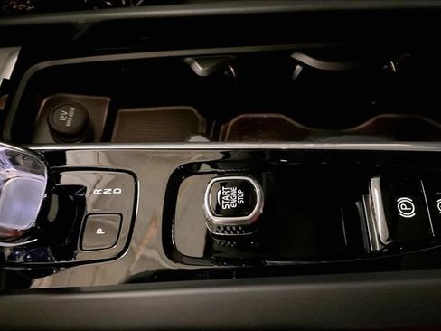 Certified 2025 Volvo XC60 B5 Ultra w/ Protection Package Premier AWD/4WD image 34