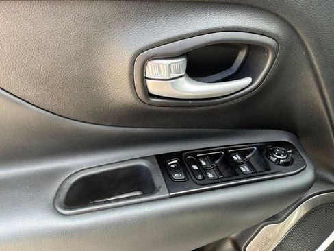 Used 2023 Jeep Renegade Latitude AWD/4WD image 15