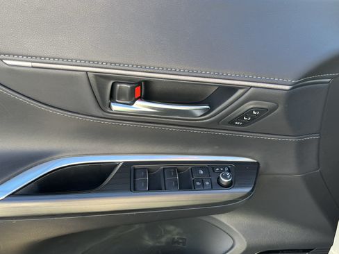 Certified 2023 Toyota Venza XLE AWD/4WD image 15