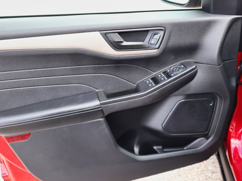 Used 2022 Ford Escape SE w/ Cold Weather Package image 12