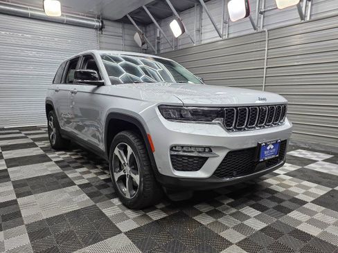 Used 2022 Jeep Grand Cherokee Limited 4xe w/ Luxury Tech Group II AWD/4WD image 4