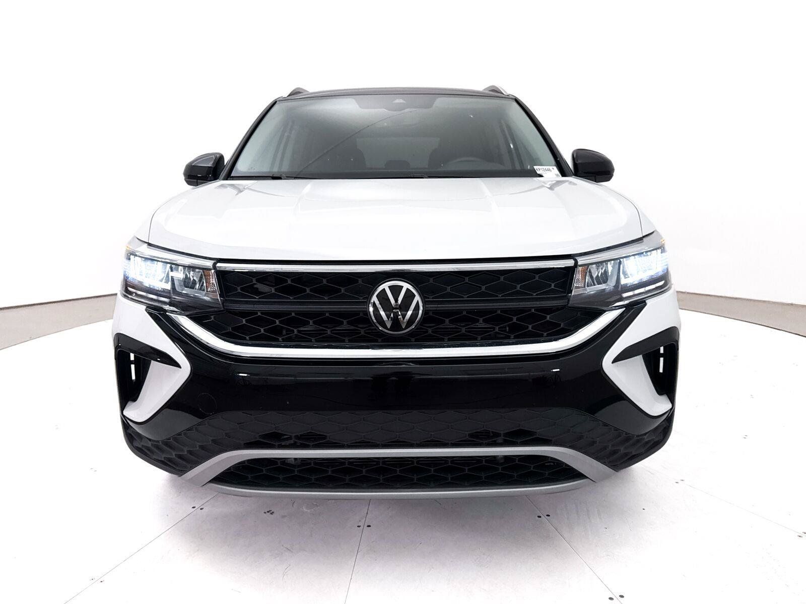 Used 2023 Volkswagen Taos SE w/ Panoramic Sunroof Package FWD image 11