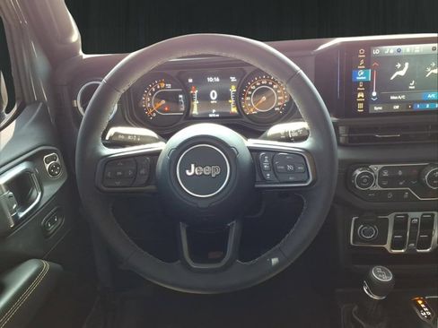 Used 2025 Jeep Gladiator Sport AWD/4WD image 17