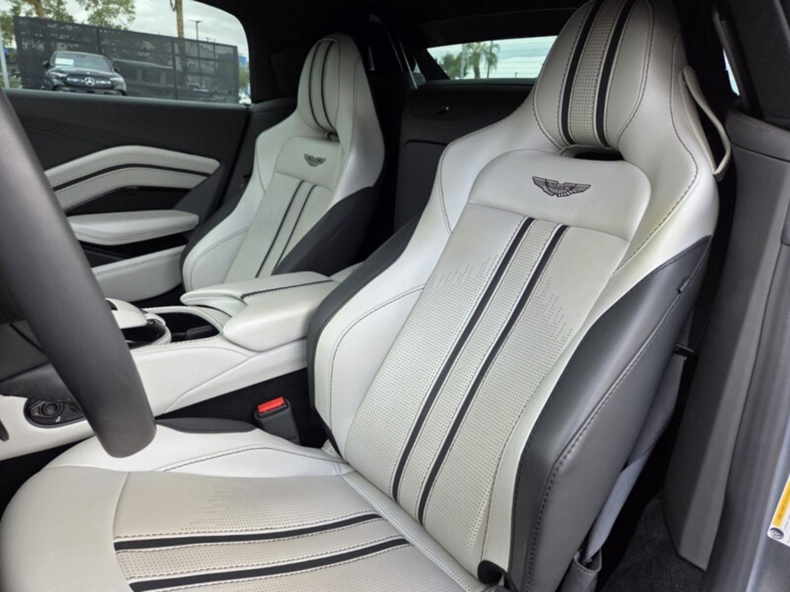 Used 2023 Aston Martin V8 Vantage Roadster RWD image 14