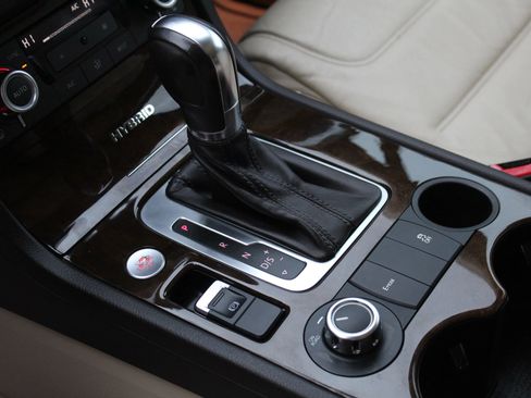 Used 2014 Volkswagen Touareg Hybrid image 24