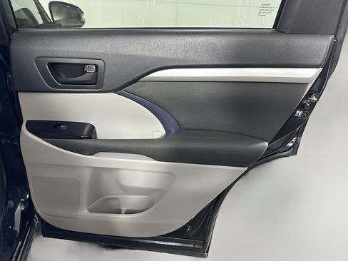 Used 2018 Toyota Highlander LE image 27