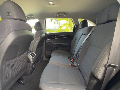 Used 2018 Kia Sorento FWD image 15