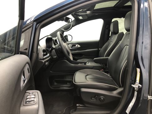 Certified 2025 Chrysler Pacifica Limited image 13