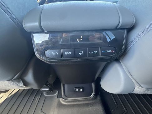 Used 2021 Toyota Highlander XLE image 22