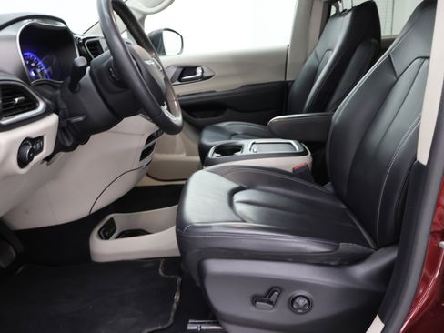 Used 2023 Chrysler Pacifica Touring-L AWD/4WD image 7