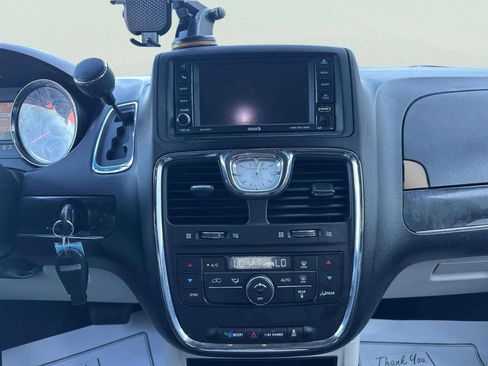 Used 2014 Chrysler Town & Country Touring FWD image 22
