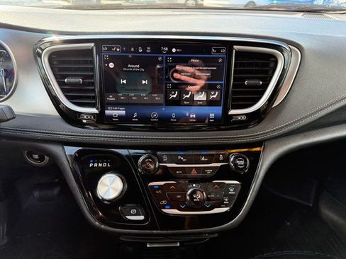 Used 2023 Chrysler Pacifica Touring FWD image 15