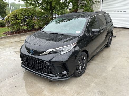 Used 2023 Toyota Sienna XSE FWD image 5