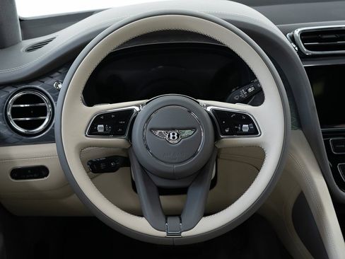 New 2025 Bentley Bentayga V8 image 30