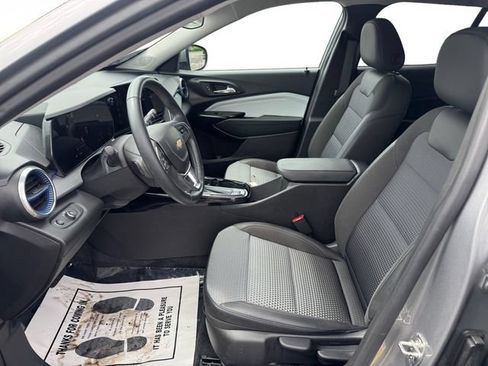 Used 2024 Chevrolet Trax LT w/ LT Convenience Package FWD image 10
