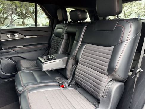 Used 2025 Ford Explorer ST-Line w/ ST-Line Street Pack image 19