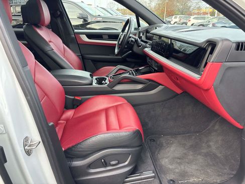 Used 2024 Porsche Cayenne AWD/4WD image 13