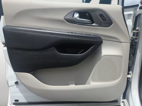 Used 2023 Chrysler Pacifica Touring-L FWD image 16
