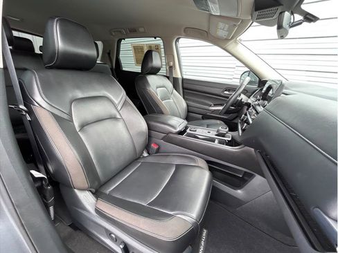 Used 2024 Nissan Pathfinder SL image 4