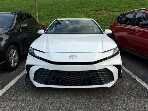 Used 2025 Toyota Camry SE FWD image 3
