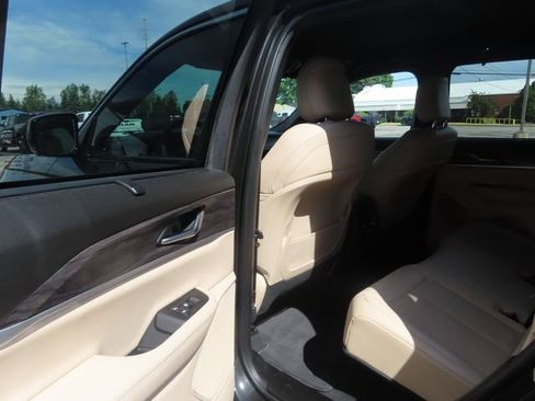 Used 2023 Jeep Grand Cherokee Limited w/ Luxury Tech Group II AWD/4WD image 22