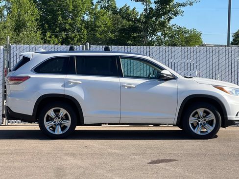 Used 2014 Toyota Highlander Limited Platinum FWD image 3