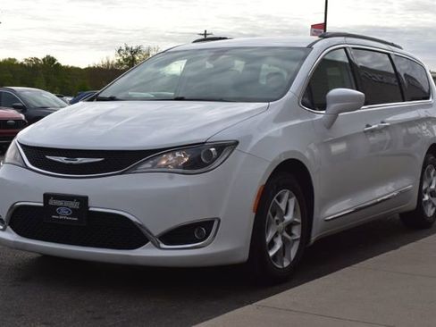 Used 2017 Chrysler Pacifica Touring-L w/ Tire & Wheel Group FWD image 16