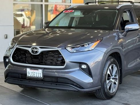 Used 2023 Toyota Highlander XLE image 3