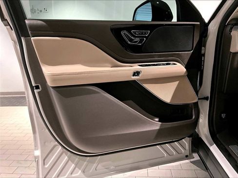 Used 2023 Lincoln Aviator AWD w/ Premium Package image 26