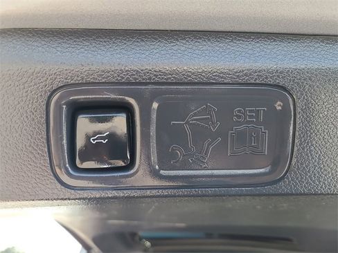 Used 2023 Ford Expedition Limited image 12