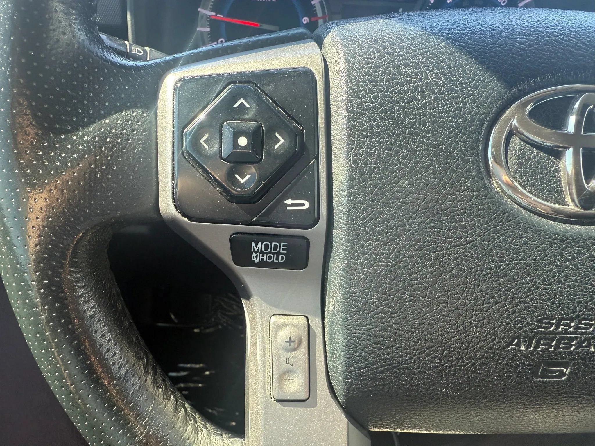 Used 2018 Toyota 4Runner SR5 AWD/4WD image 9