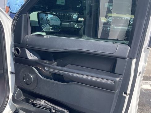 Used 2020 Ford Expedition XLT image 14