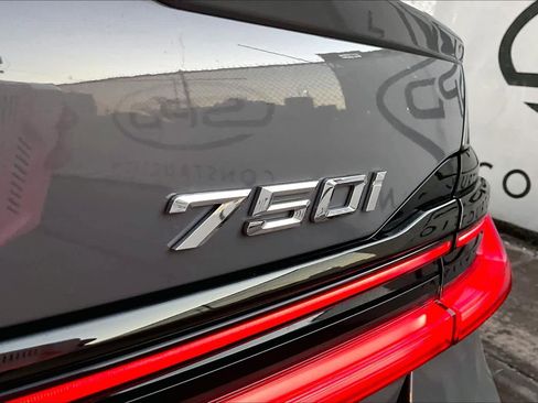 Used 2022 BMW 750i xDrive w/ Executive Package image 9