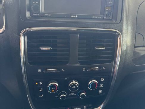 Used 2016 Dodge Grand Caravan SXT w/ Rear Park Assist Package FWD image 11