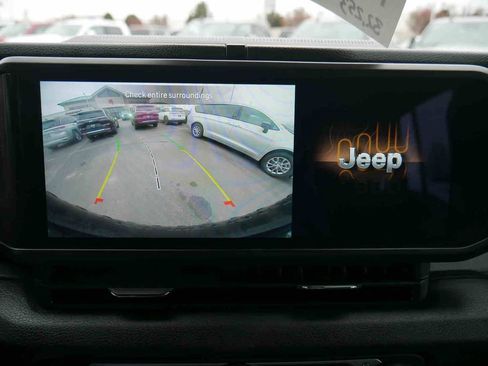 Used 2024 Jeep Wrangler Unlimited image 35