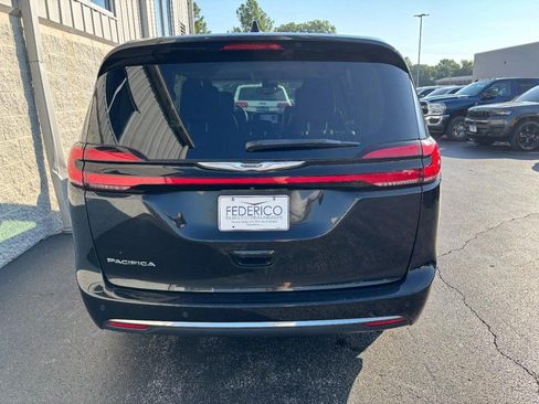Used 2023 Chrysler Pacifica Touring-L FWD image 4