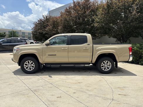 Used 2017 Toyota Tacoma SR5 w/ Tow Package AWD/4WD image 9