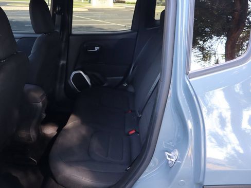 Used 2018 Jeep Renegade Latitude FWD image 20