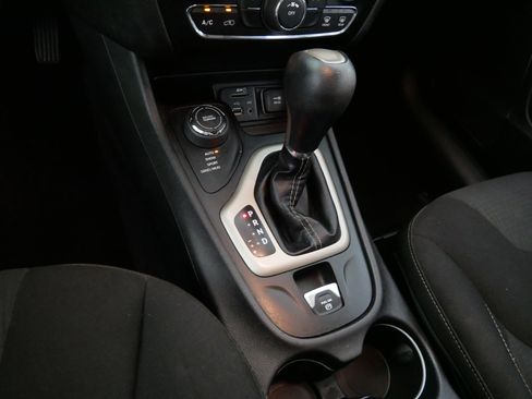 Used 2017 Jeep Cherokee Latitude w/ Cold Weather Group AWD/4WD image 24