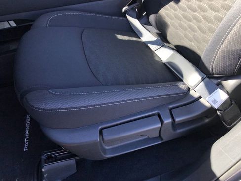 Used 2025 Nissan Pathfinder S image 14