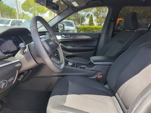 Used 2025 Jeep Grand Cherokee Laredo w/ Luxury Tech Group I RWD image 17