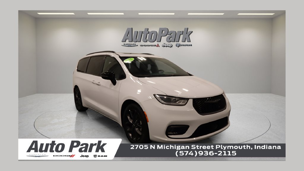 Certified 2025 Chrysler Pacifica Limited FWD image 1