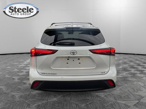 Used 2022 Toyota Highlander XLE FWD image 4