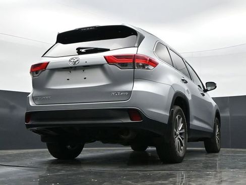 Used 2019 Toyota Highlander XLE AWD/4WD image 35