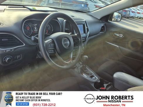 Used 2020 Jeep Cherokee Latitude w/ Mopar Interior Package image 5