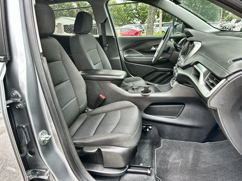 Used 2024 GMC Terrain SLE w/ Driver Convenience Package FWD image 9