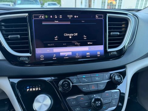 Used 2023 Chrysler Pacifica Touring-L FWD image 25