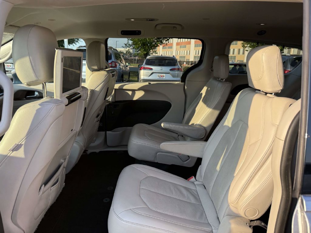 Used 2018 Chrysler Pacifica Touring-L Plus w/ Tire & Wheel Group FWD image 17